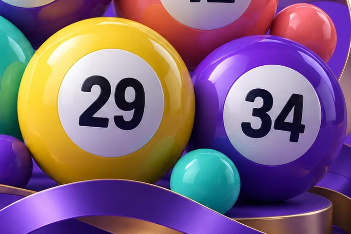 Lottobollar med nummer 29 och 34 bland lila band